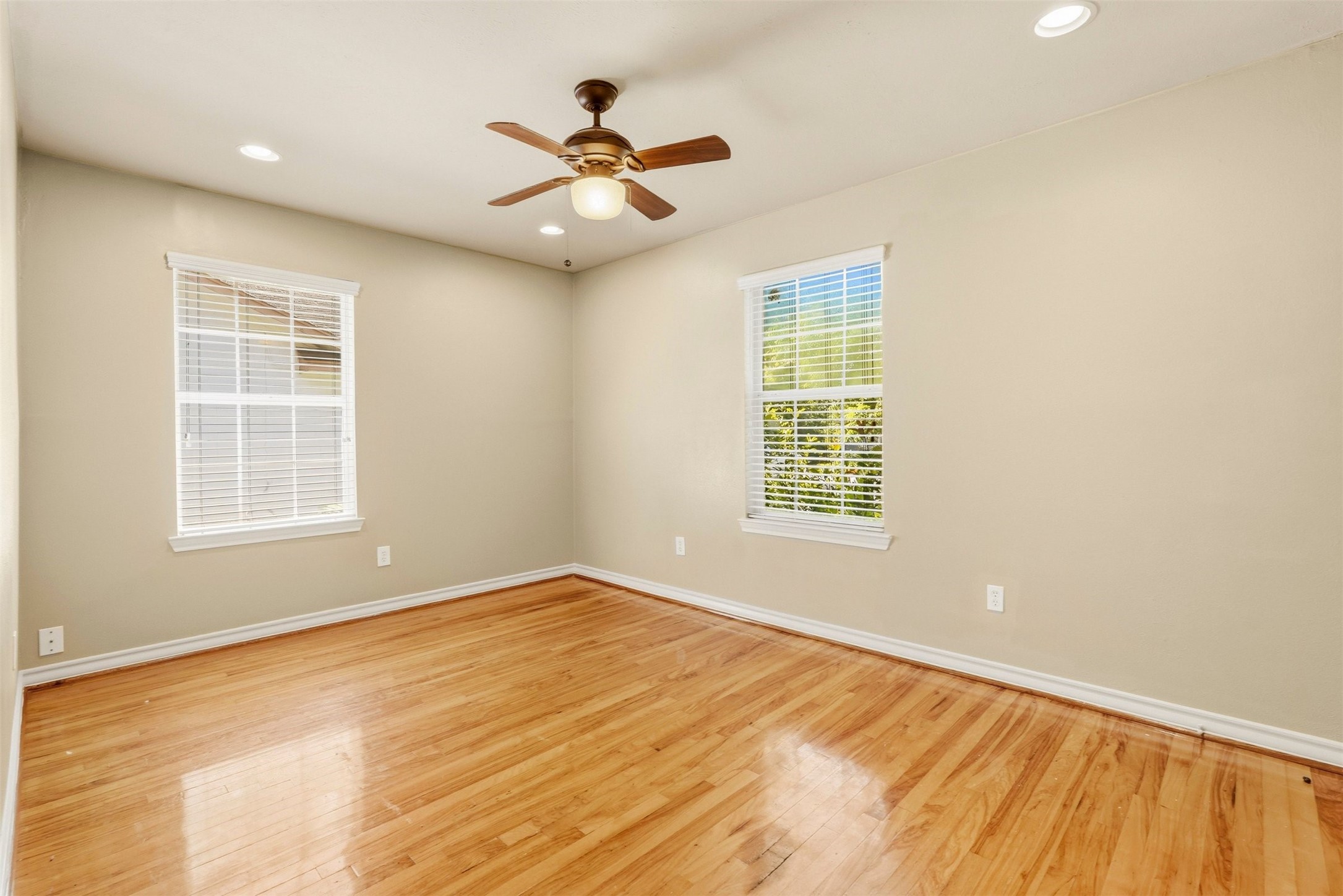 3445 Nathaniel Brown Street Houston, TX 77021 - Photo 13 of 19 an empty room with windows