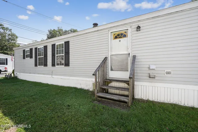 a view of a front of house with a yard
