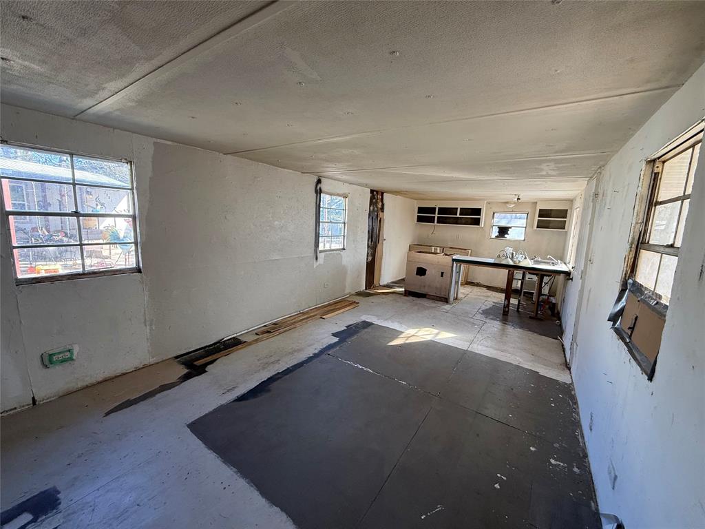 10300 Tanglewood Circle, Unit 1 Wills Point, TX 75169 - Photo 9 of 13 a living room with furniture window and a table