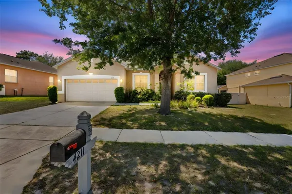 a view of a house with a yard