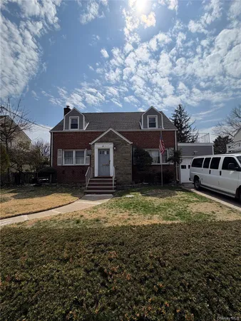 $3,200 | 61 Hollywood Avenue, Lynbrook, NY 11563