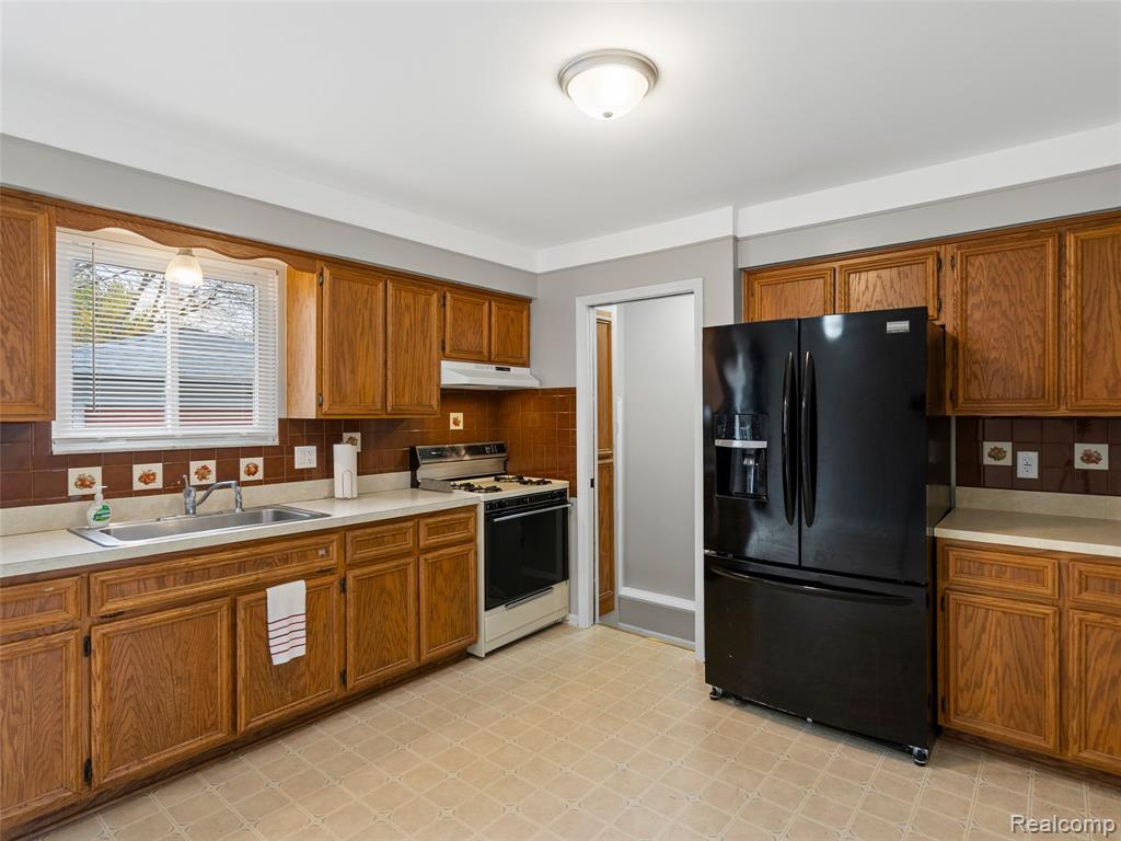 18917 Martin Road Roseville, MI 48066 - Photo 9 of 27 Gallery Image 9