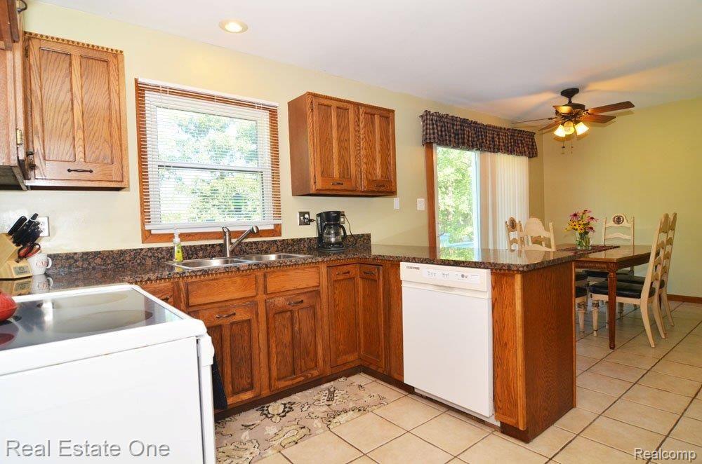 8085 Sheraton Park Road Fenton, MI 48430 - Photo 13 of 25 Kitchen
