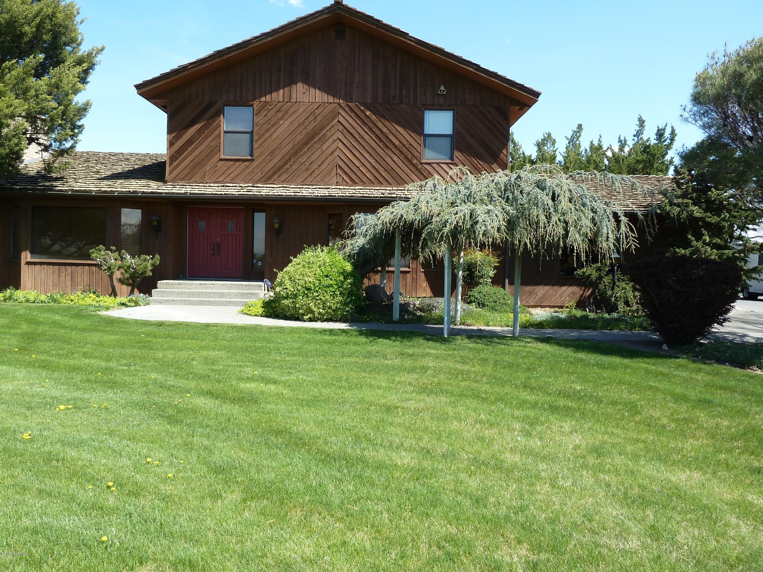 2280 Cemetery Road Sunnyside, WA 98944 - Photo 1 of 43 a front view of a house with a garden