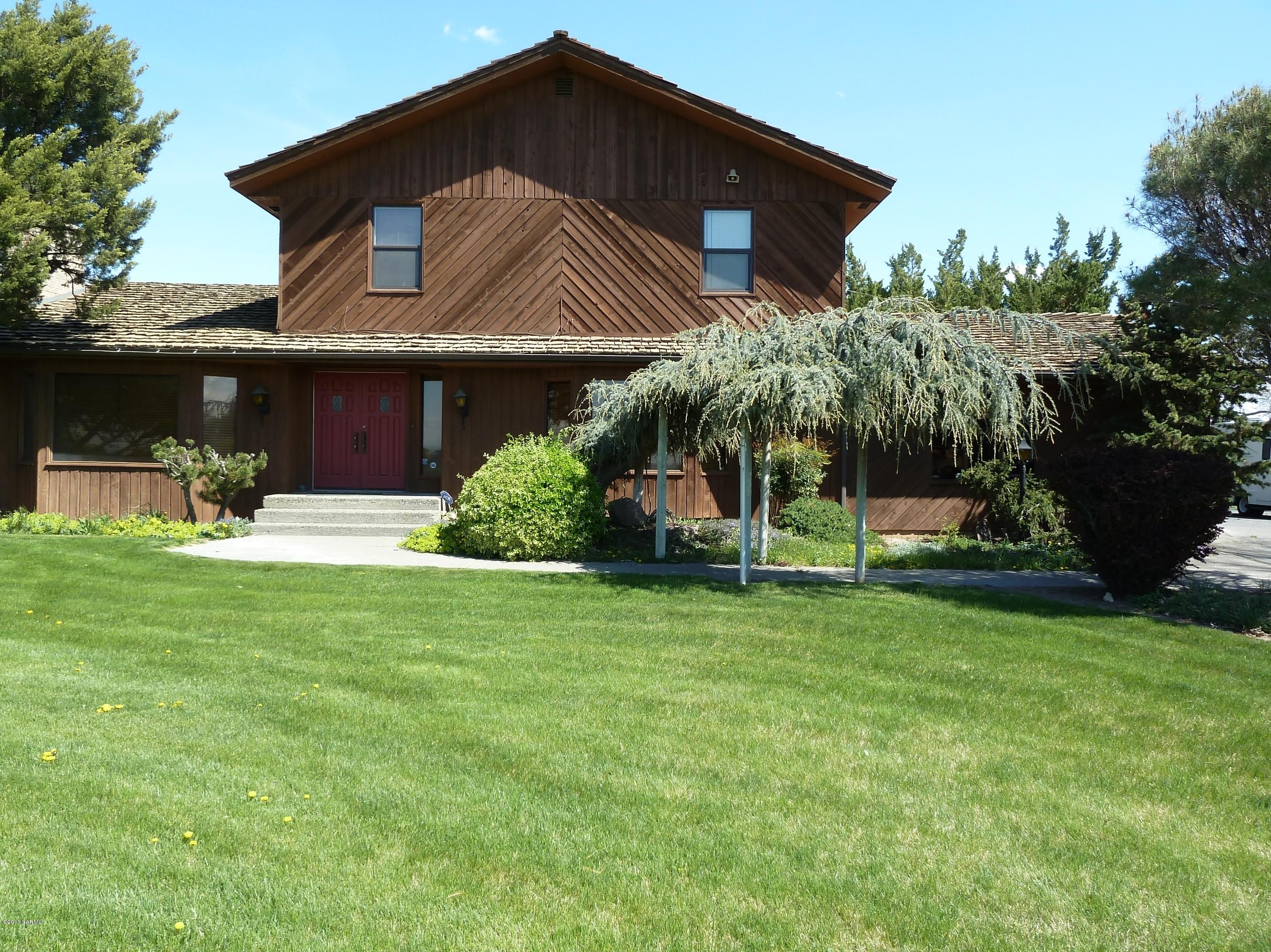 2280 Cemetery Road Sunnyside, WA 98944 - Photo 11 of 43 a front view of a house with a garden