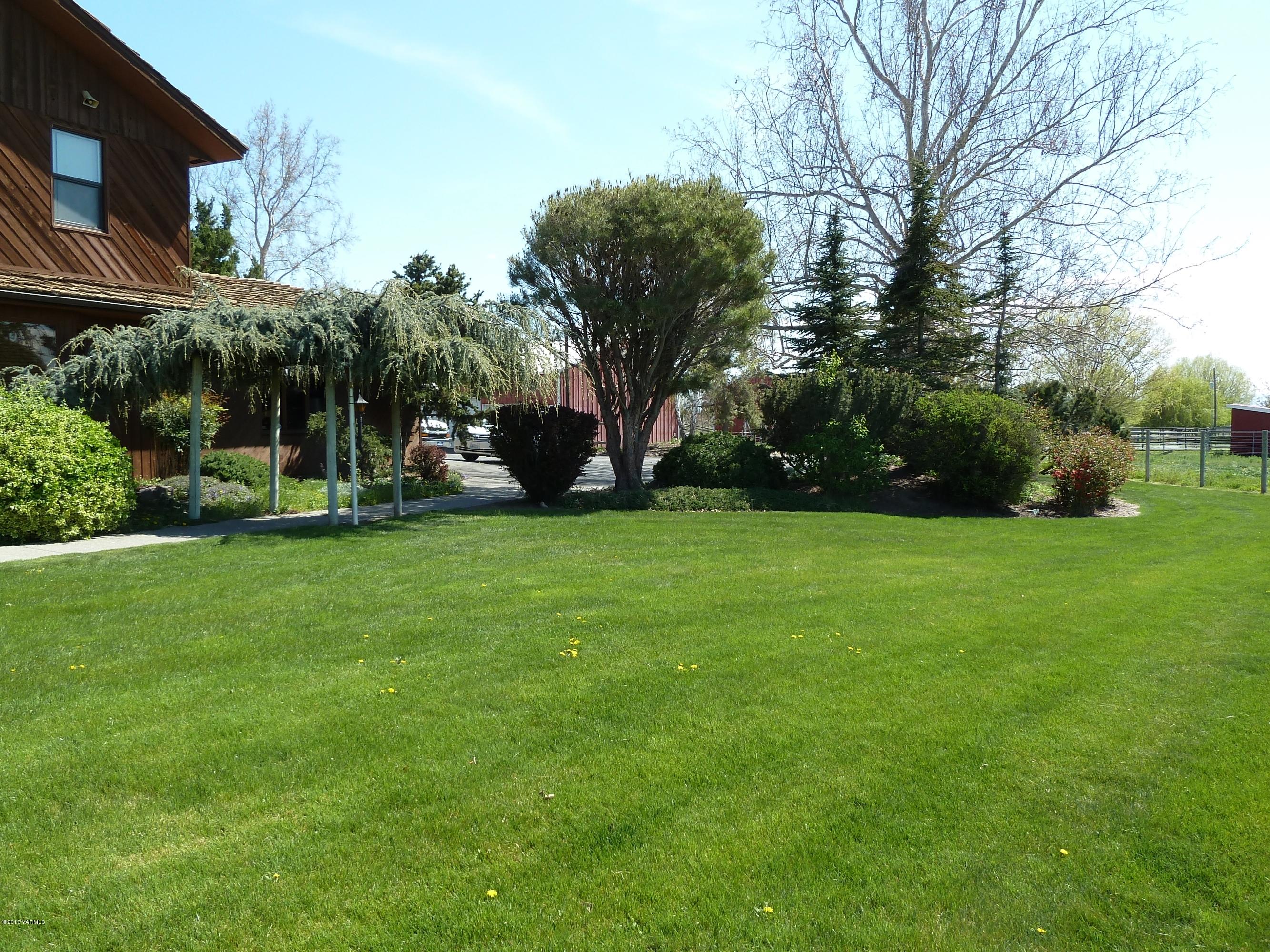 2280 Cemetery Road Sunnyside, WA 98944 - Photo 12 of 43 a view of a park with large trees