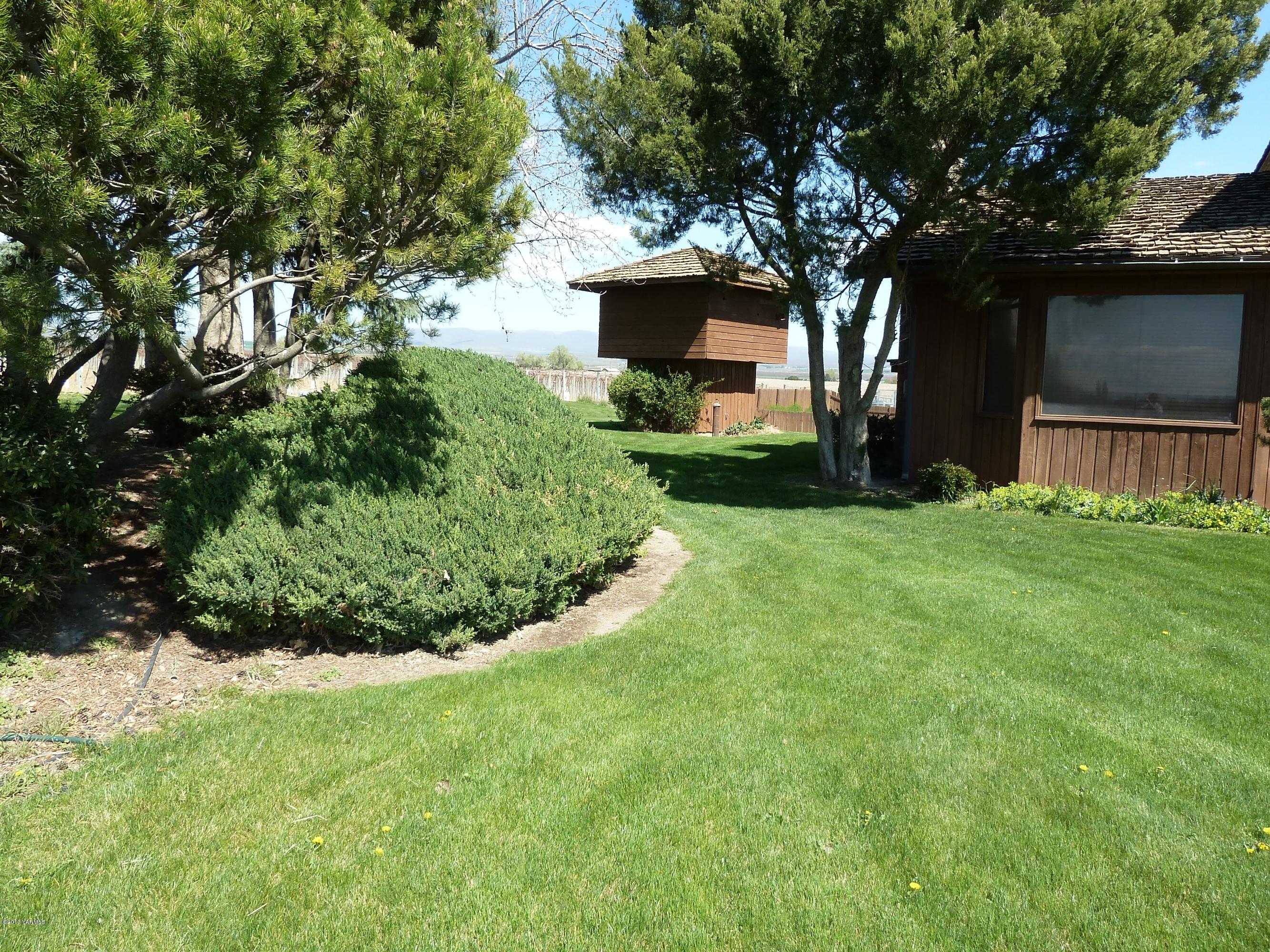 2280 Cemetery Road Sunnyside, WA 98944 - Photo 14 of 43 a view of a backyard with large trees