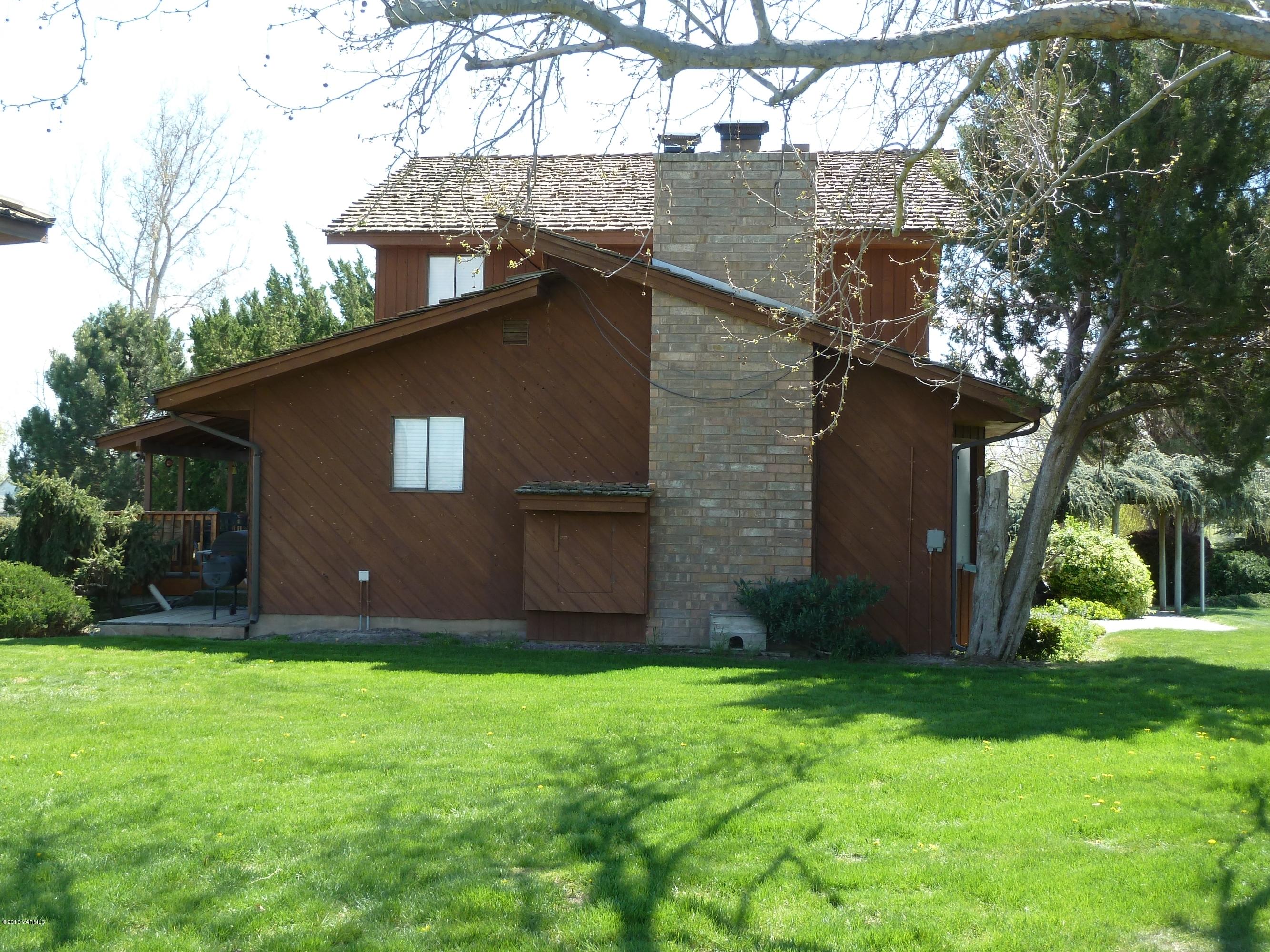 2280 Cemetery Road Sunnyside, WA 98944 - Photo 15 of 43 a brick house with a large tree