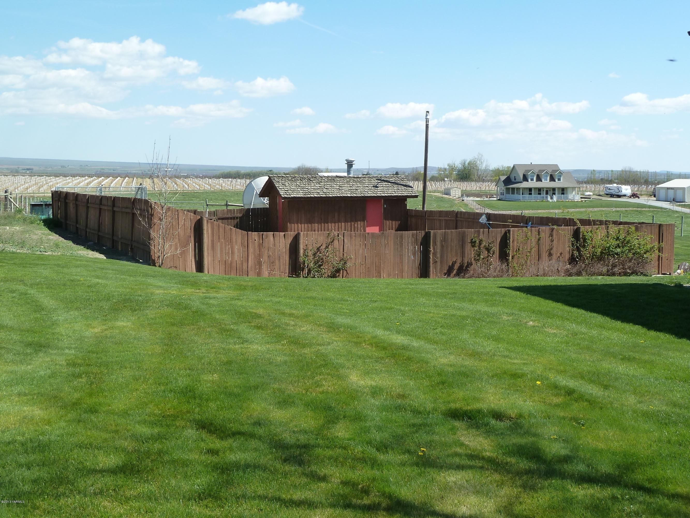 2280 Cemetery Road Sunnyside, WA 98944 - Photo 17 of 43 a swimming pool with outdoor seating and yard