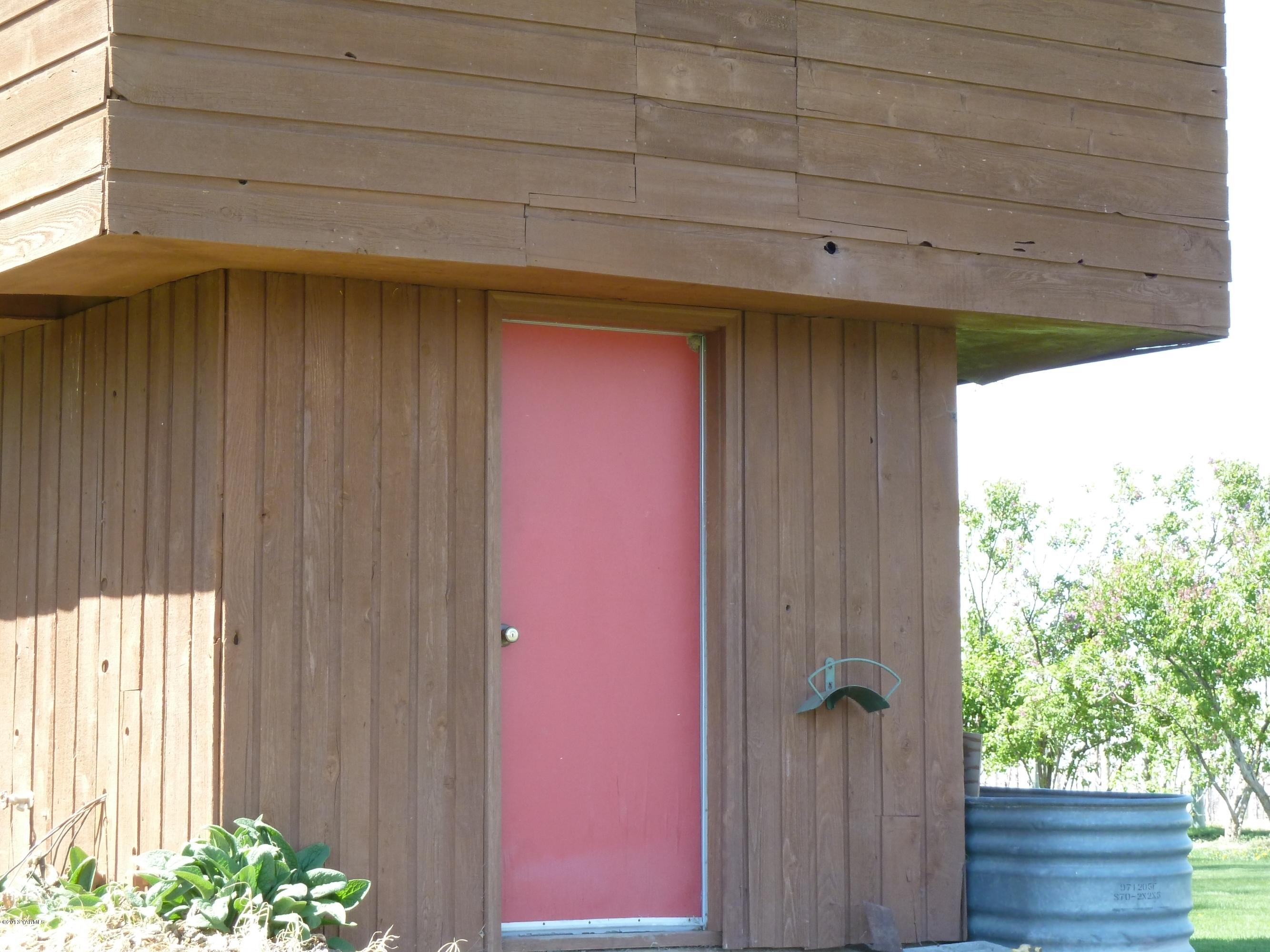2280 Cemetery Road Sunnyside, WA 98944 - Photo 19 of 43 a view of a porch