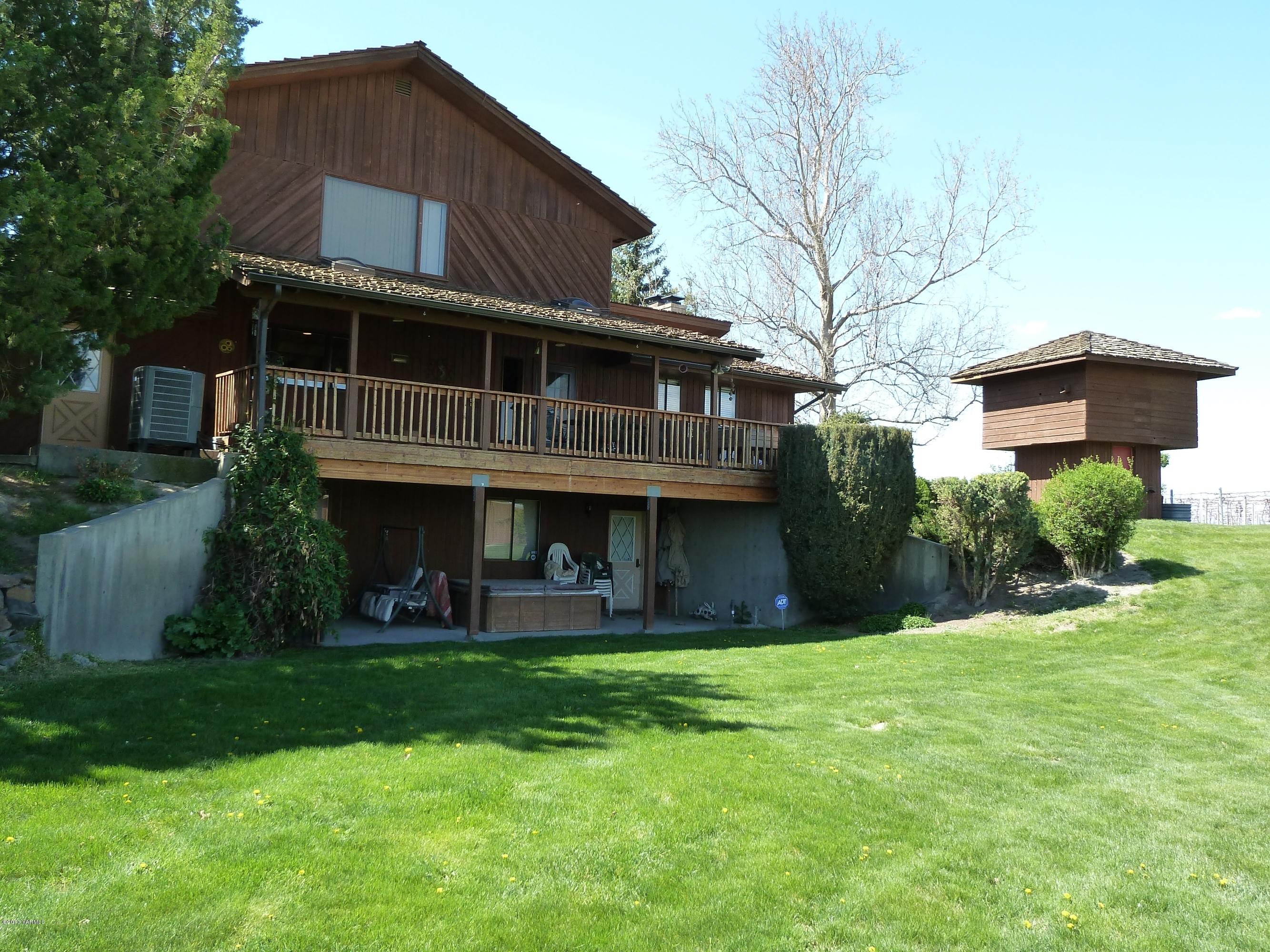 2280 Cemetery Road Sunnyside, WA 98944 - Photo 20 of 43 a front view of a house with garden