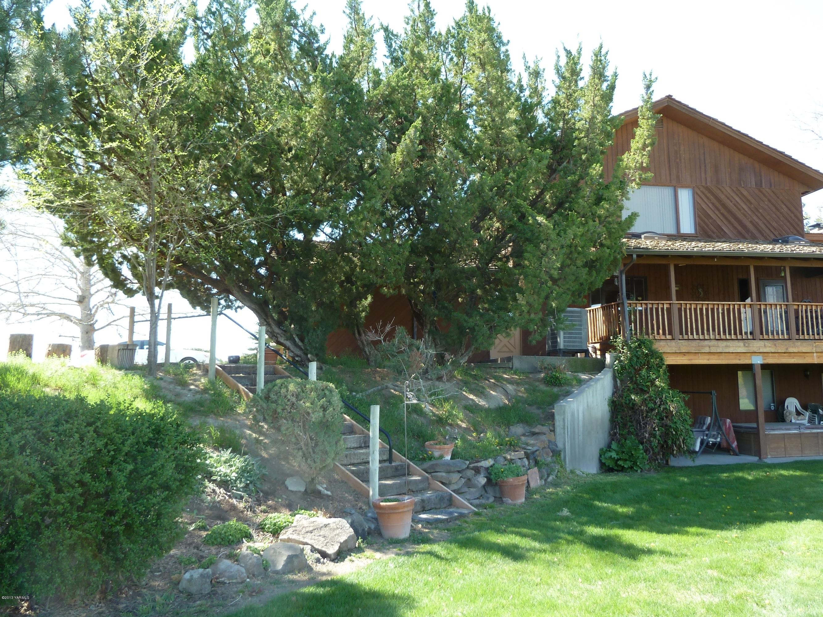 2280 Cemetery Road Sunnyside, WA 98944 - Photo 21 of 43 a backyard of a house with lots of green space