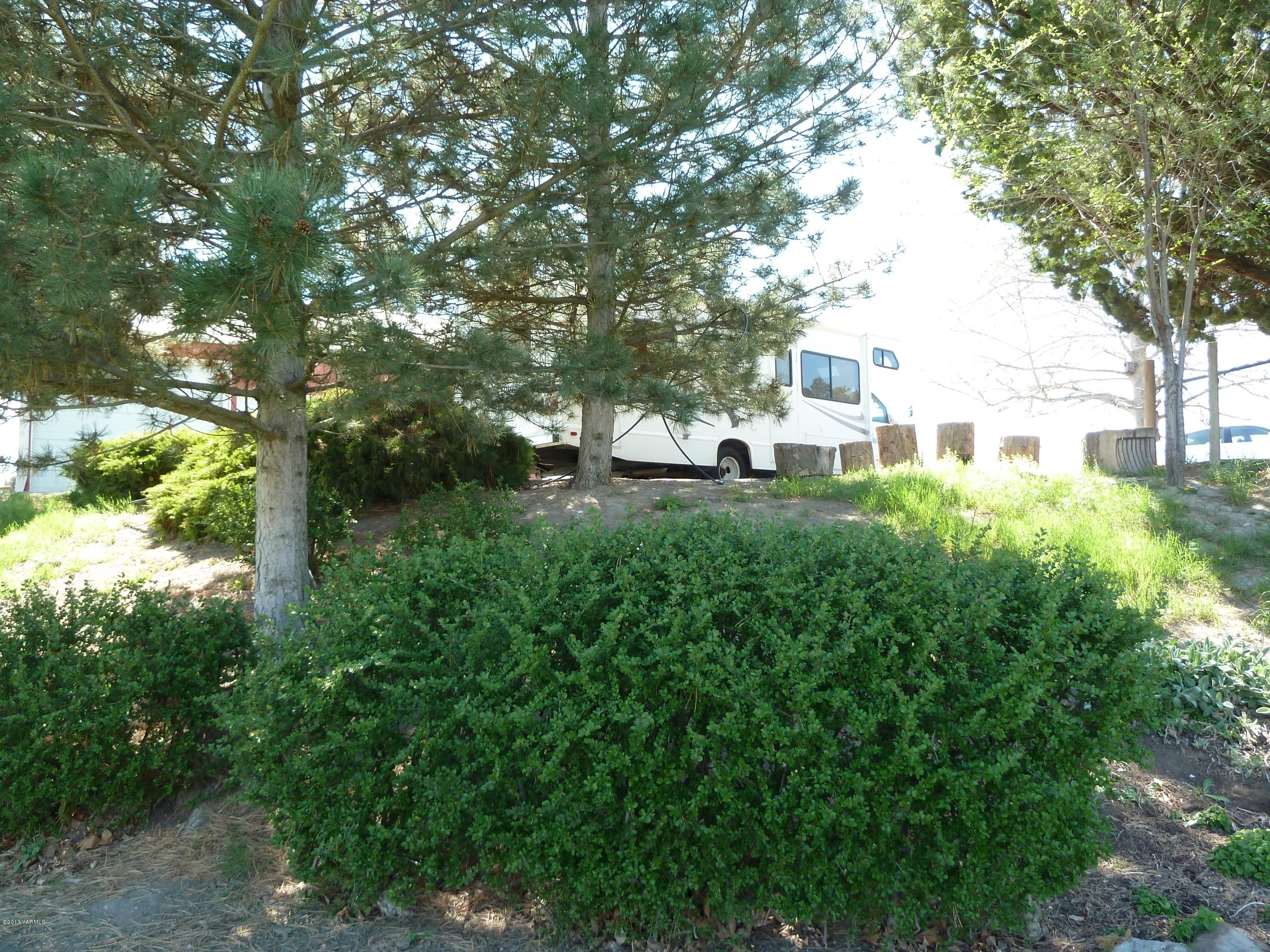 2280 Cemetery Road Sunnyside, WA 98944 - Photo 22 of 43 a view of yard with green space