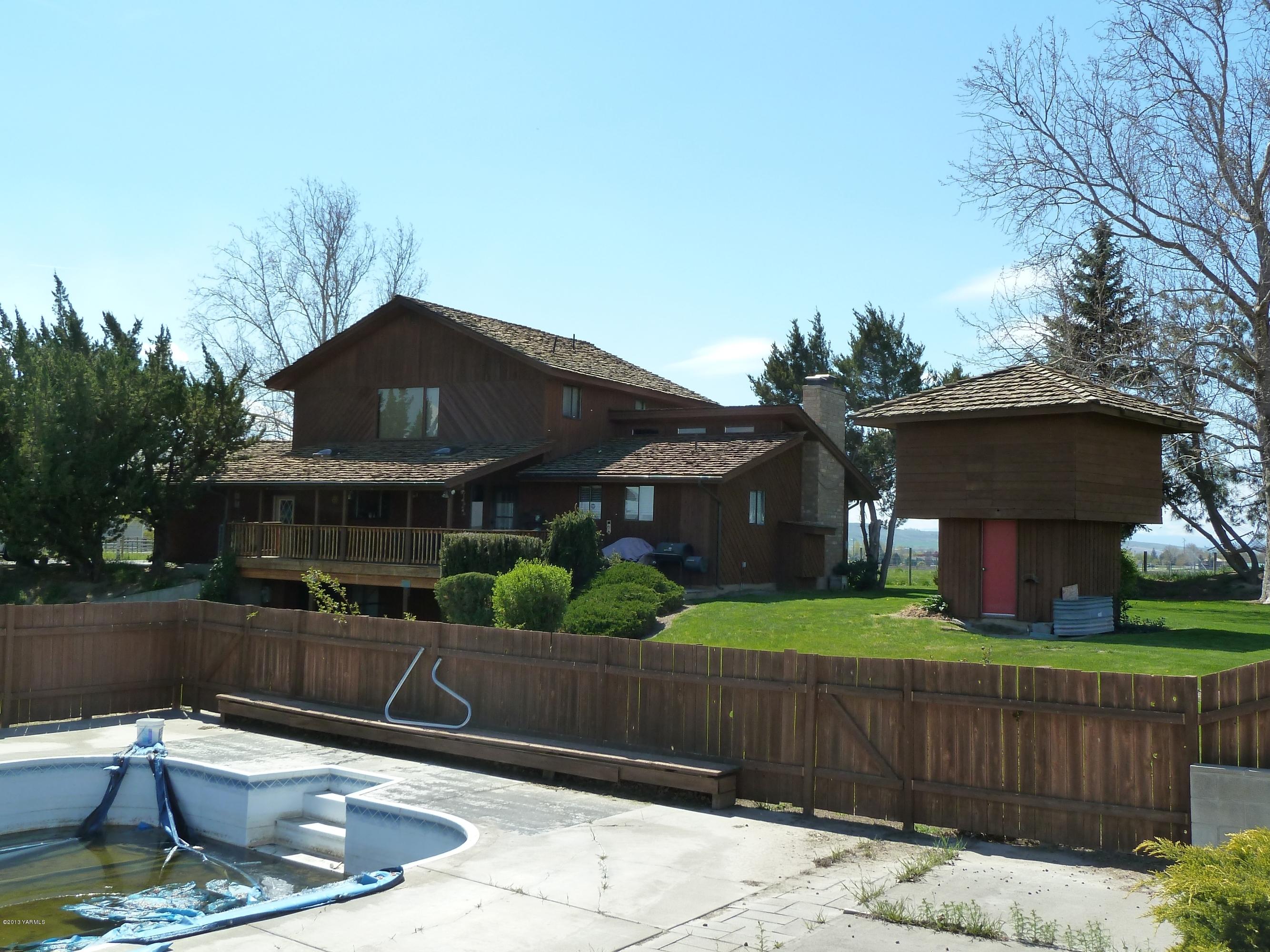 2280 Cemetery Road Sunnyside, WA 98944 - Photo 28 of 43 a backyard of a house with lots of green space