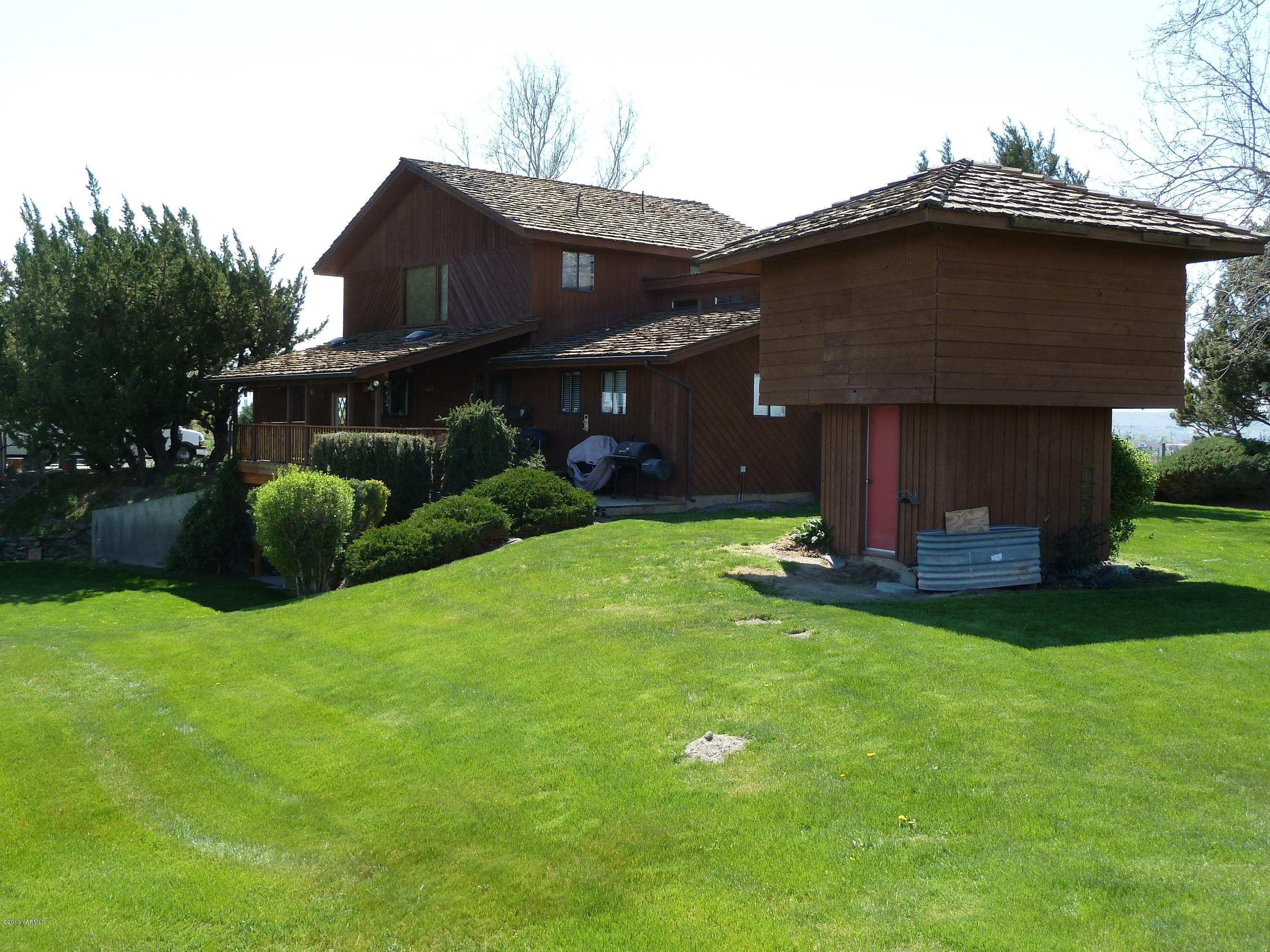 2280 Cemetery Road Sunnyside, WA 98944 - Photo 29 of 43 a view of a house with a yard and a fireplace