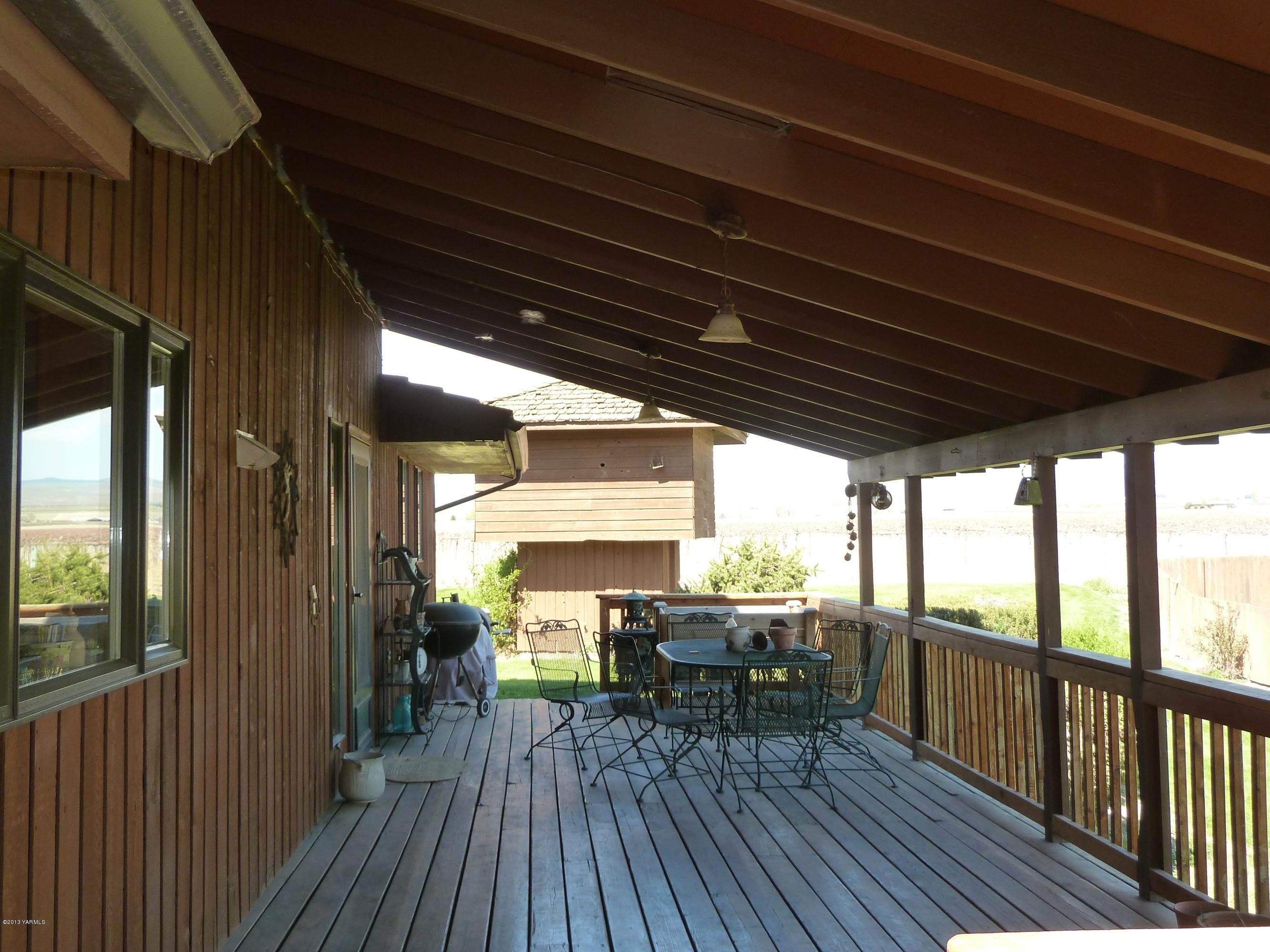 2280 Cemetery Road Sunnyside, WA 98944 - Photo 30 of 43 a view of a chairs and table in the balcony