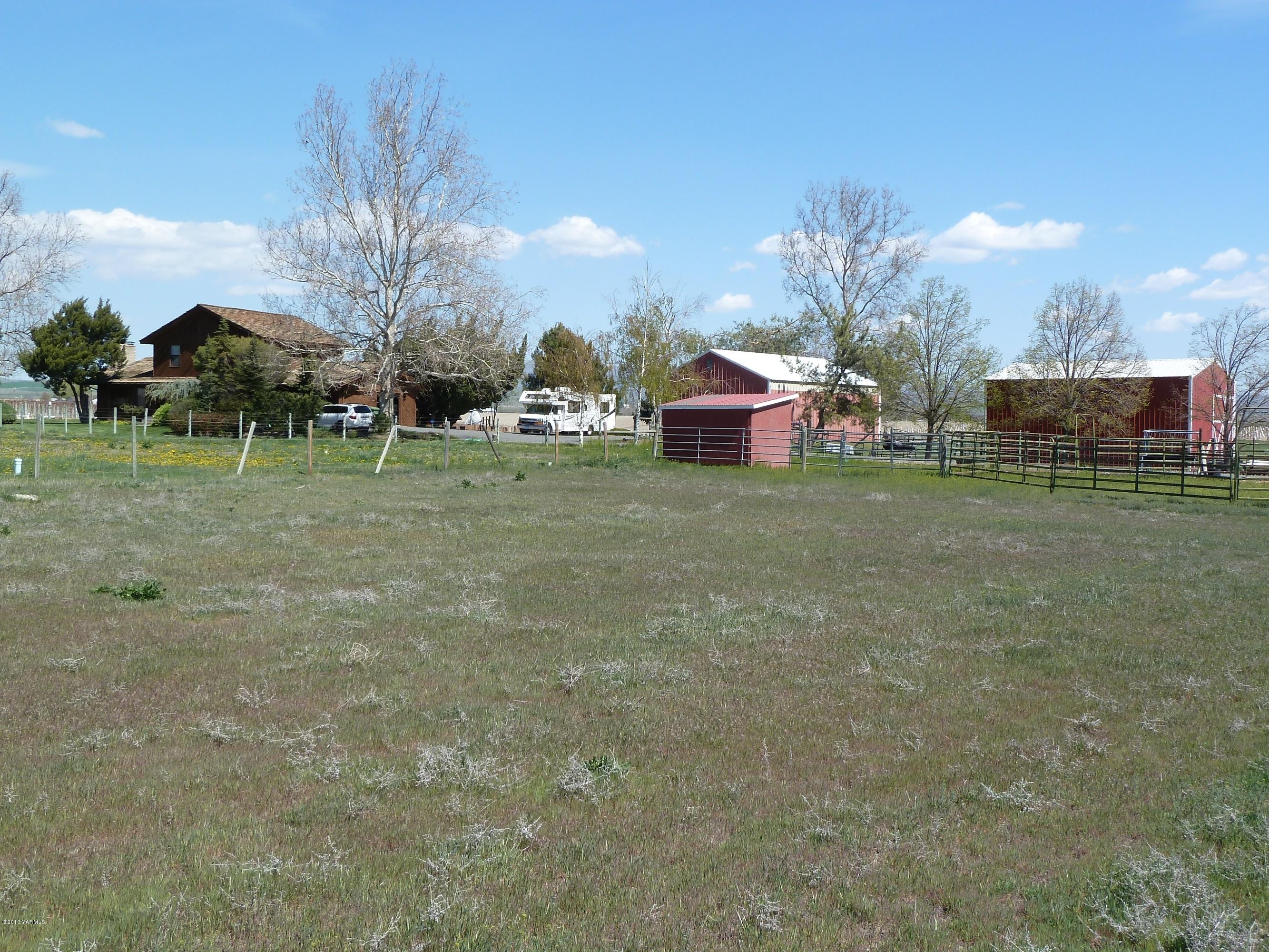 2280 Cemetery Road Sunnyside, WA 98944 - Photo 4 of 43 a view of a house with a yard