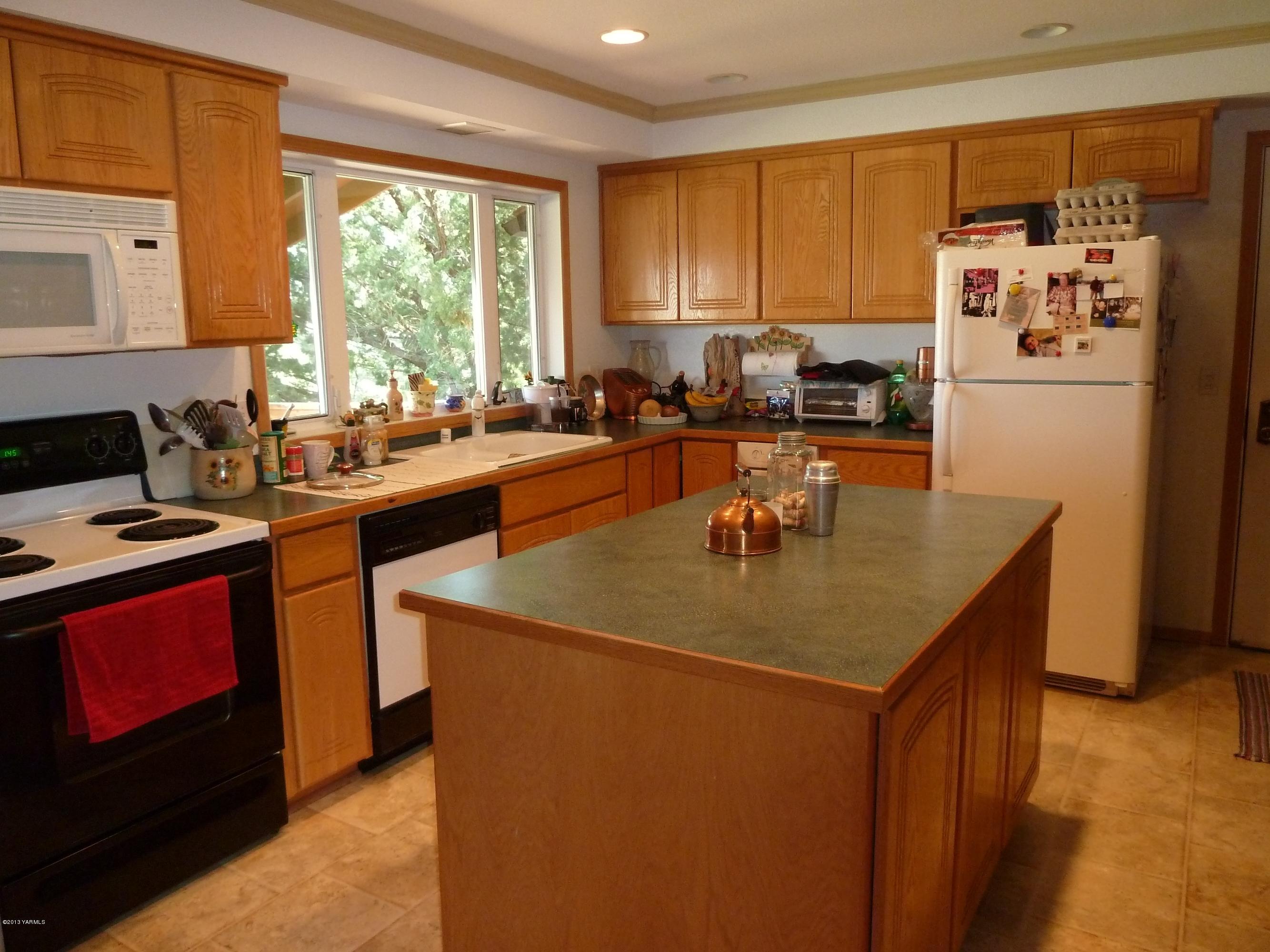 2280 Cemetery Road Sunnyside, WA 98944 - Photo 33 of 43 a kitchen with stainless steel appliances granite countertop a sink a stove and a refrigerator