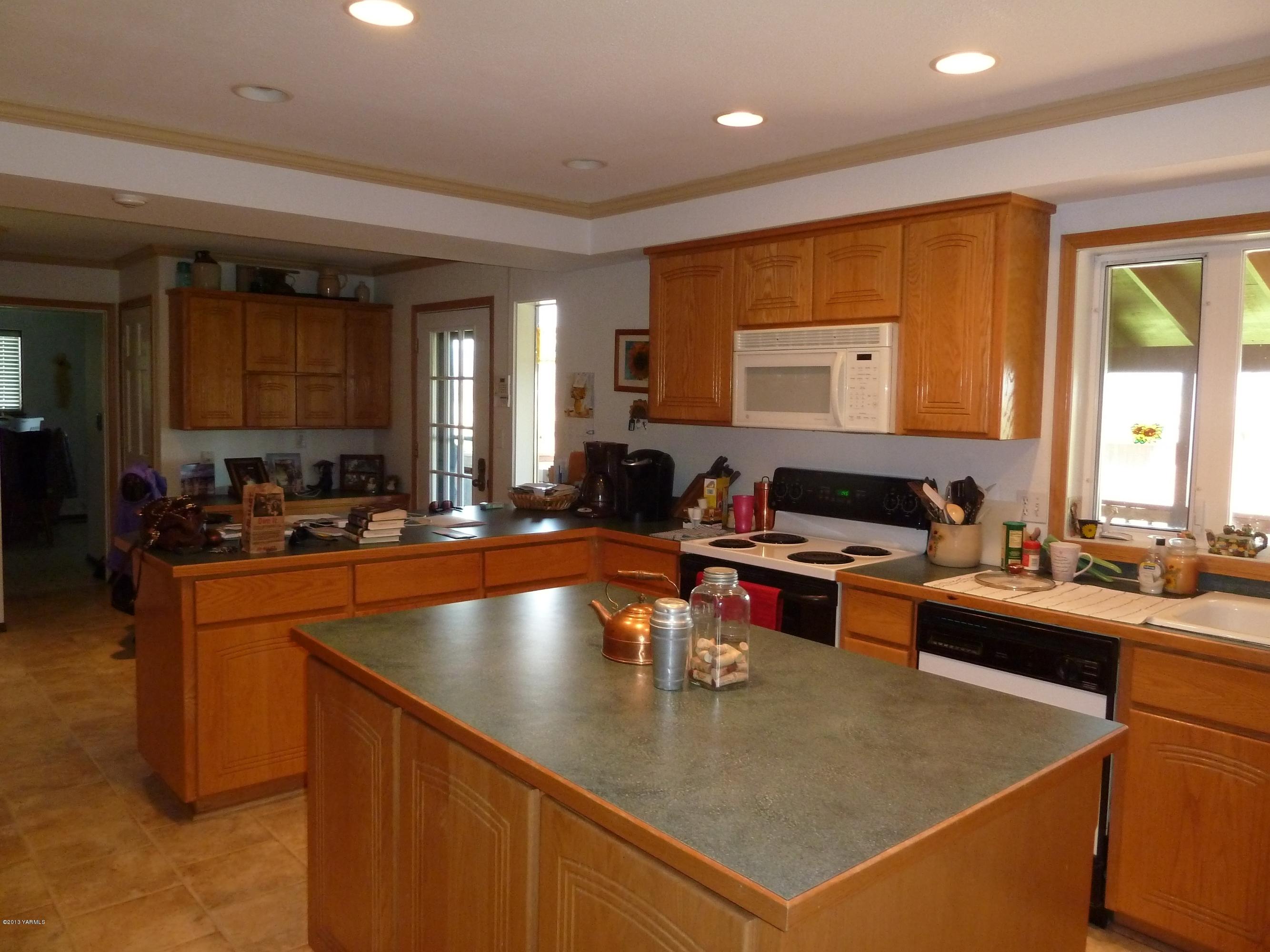 2280 Cemetery Road Sunnyside, WA 98944 - Photo 35 of 43 a kitchen with a stove a sink and a refrigerator