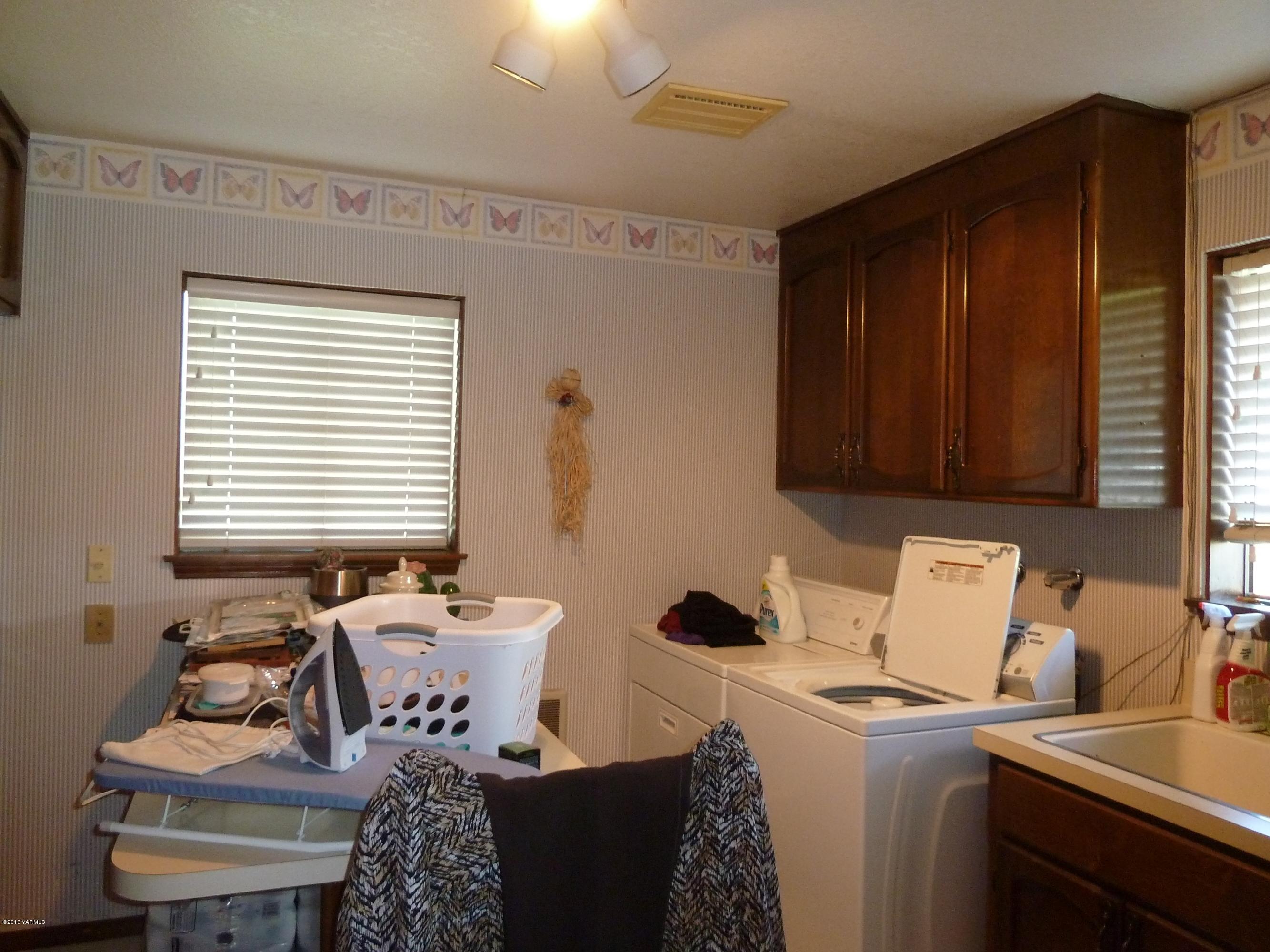 2280 Cemetery Road Sunnyside, WA 98944 - Photo 40 of 43 a room with a window and chairs