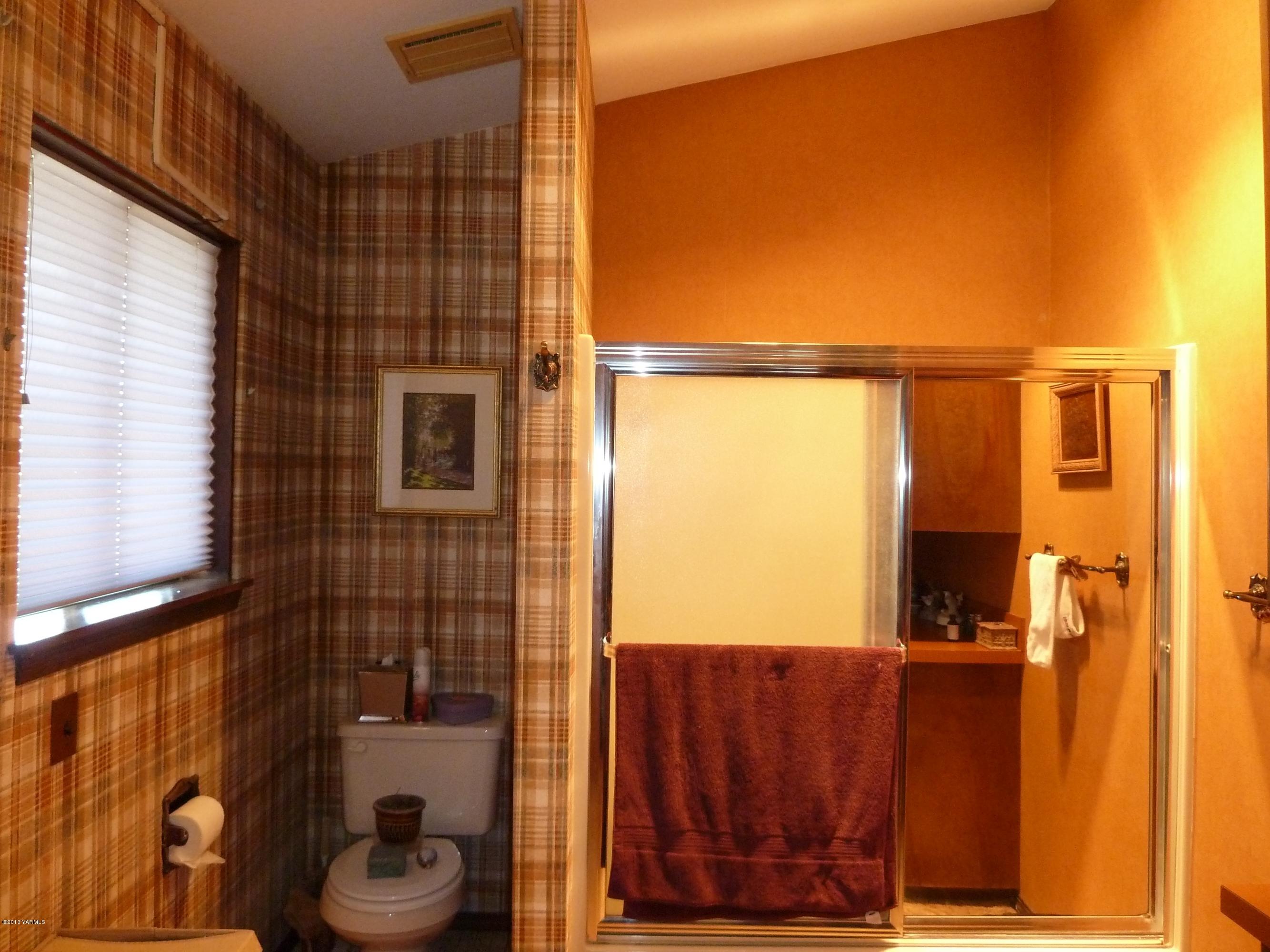 2280 Cemetery Road Sunnyside, WA 98944 - Photo 42 of 43 a bathroom with a shower and a toilet