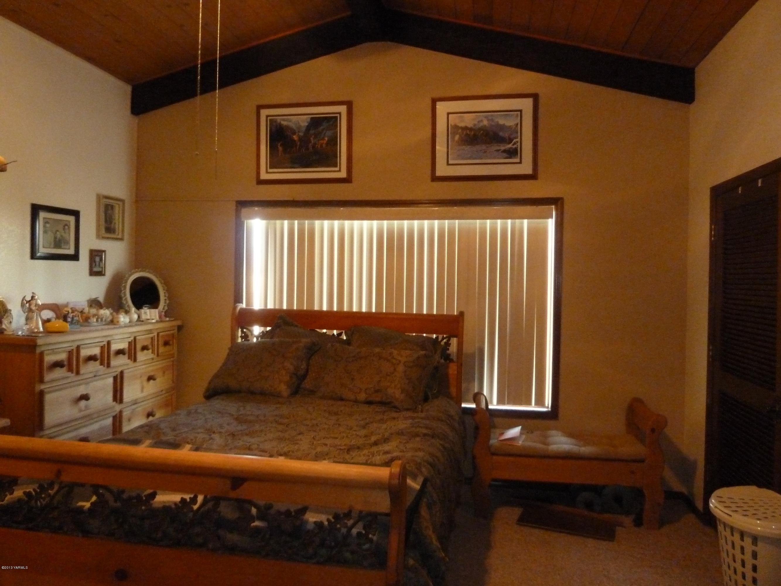 2280 Cemetery Road Sunnyside, WA 98944 - Photo 43 of 43 a bedroom with a bed and wooden floor