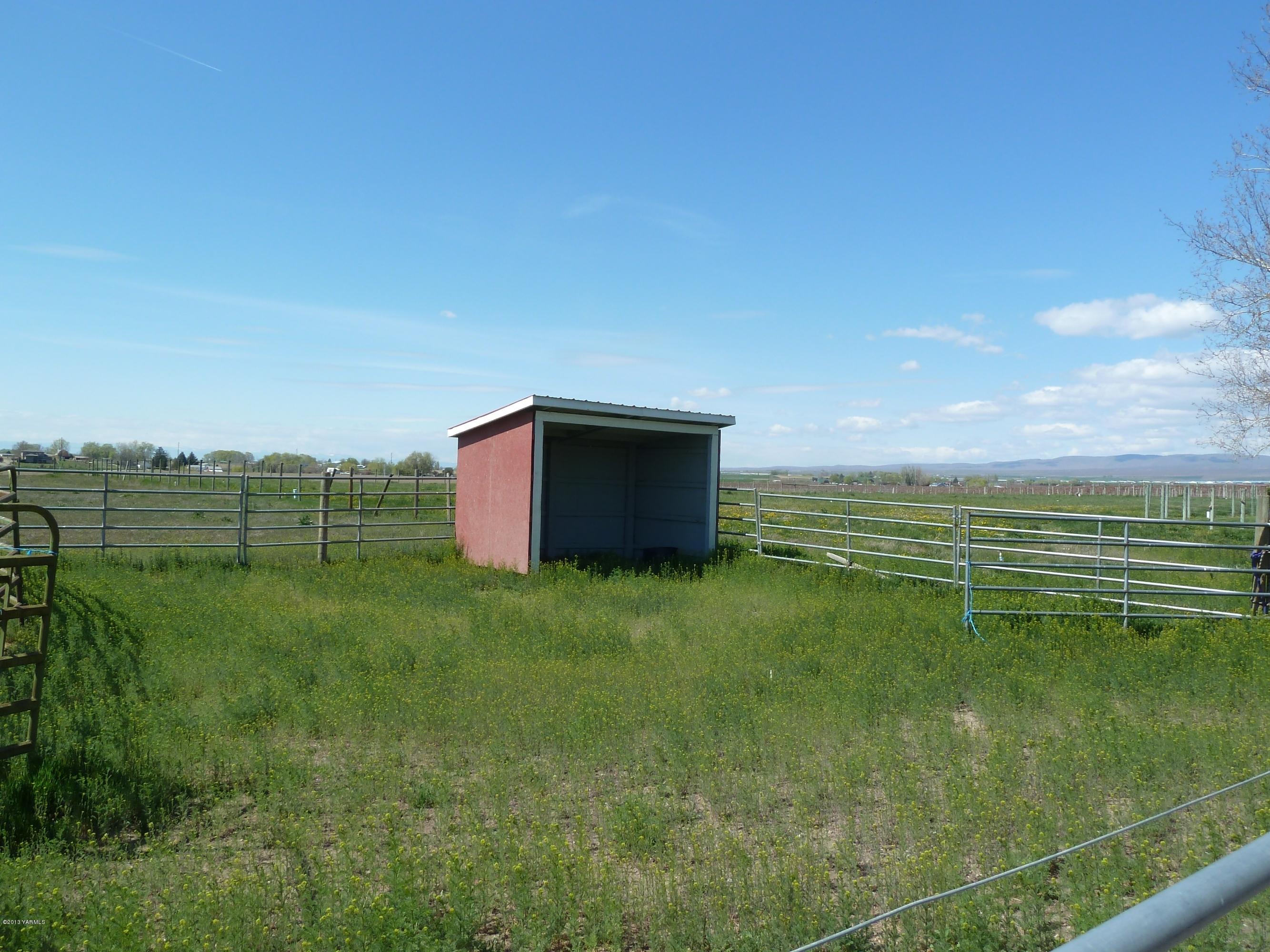 2280 Cemetery Road Sunnyside, WA 98944 - Photo 8 of 43 a view of a backyard