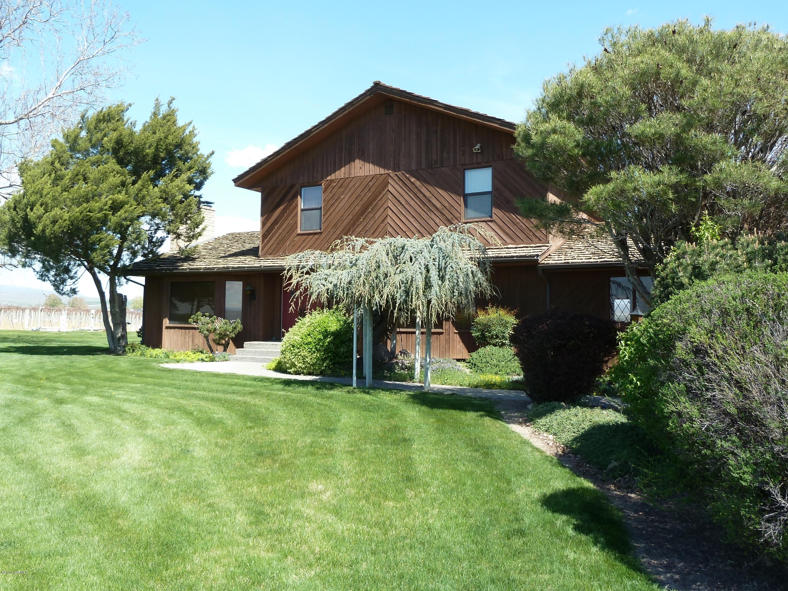2280 Cemetery Road Sunnyside, WA 98944 - Photo 10 of 43 a front view of a house with a yard and trees