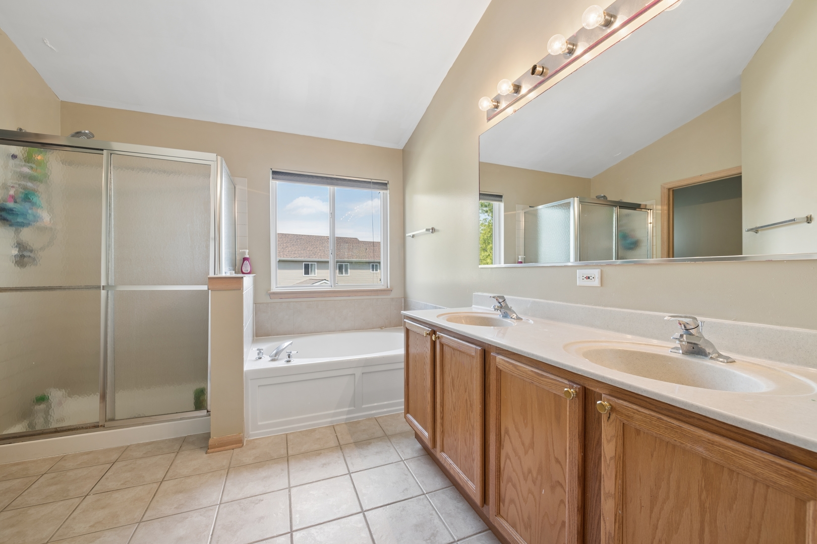 2014 Fieldstone Court Plainfield, IL 60586 - Photo 18 of 25 a spacious bathroom with a tub sink and mirror