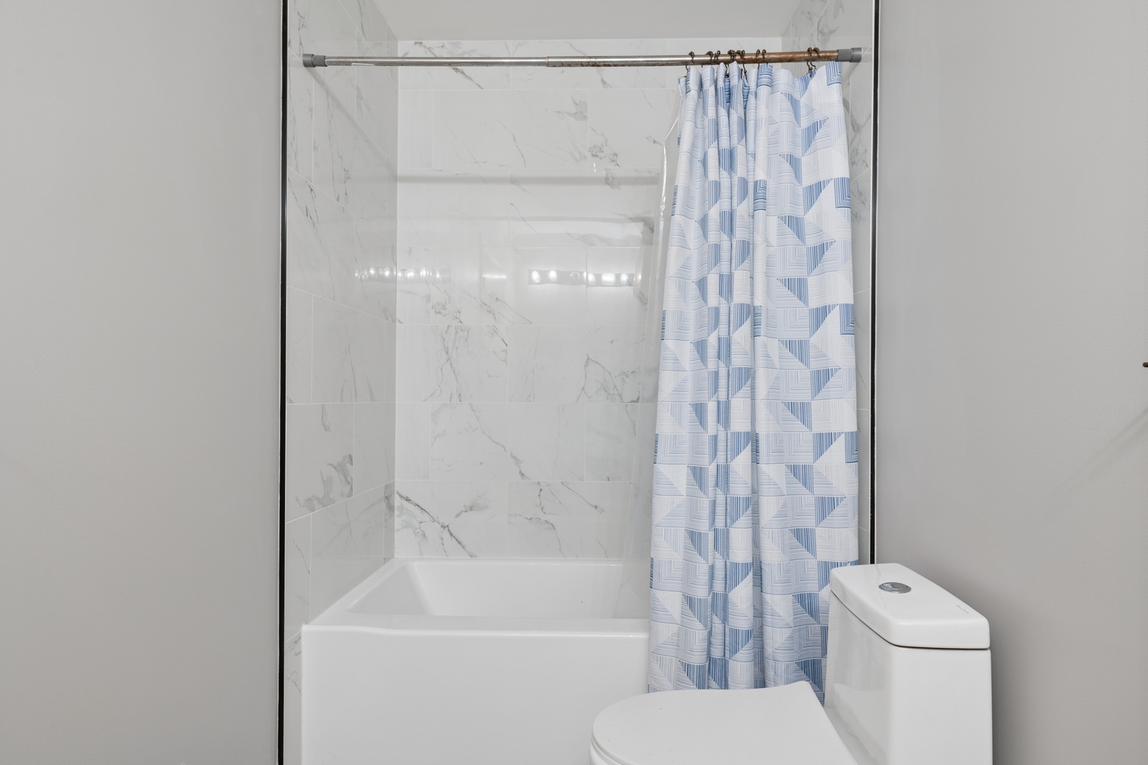 2014 Fieldstone Court Plainfield, IL 60586 - Photo 20 of 25 a bathroom with a shower and a toilet