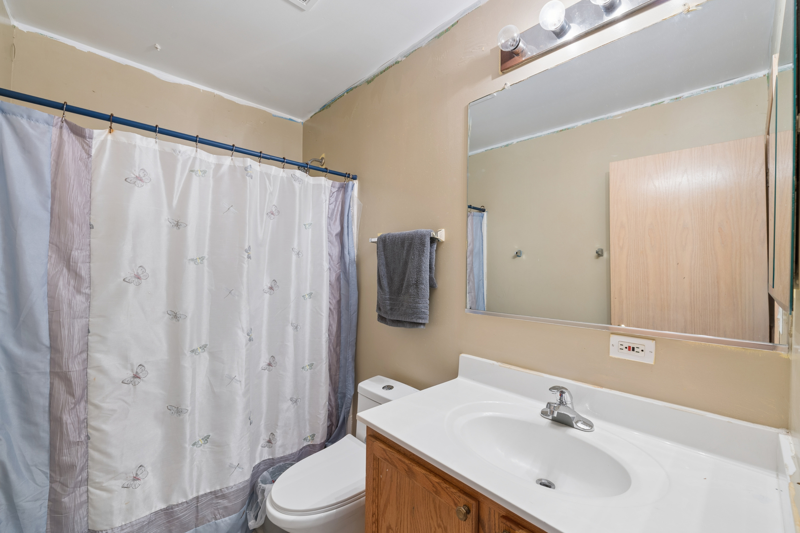 2014 Fieldstone Court Plainfield, IL 60586 - Photo 24 of 25 a bathroom with a sink a toilet and shower curtain