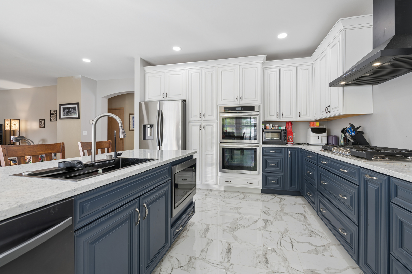 2014 Fieldstone Court Plainfield, IL 60586 - Photo 7 of 25 a kitchen with stainless steel appliances a sink stove refrigerator and cabinets
