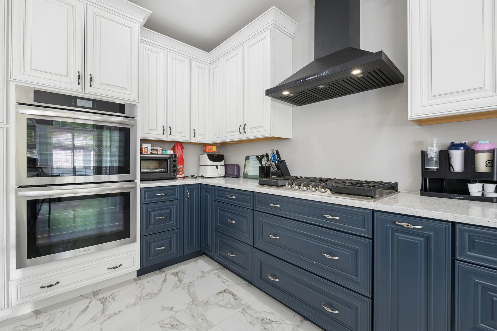 2014 Fieldstone Court Plainfield, IL 60586 - Photo 8 of 25 a kitchen with granite countertop white cabinets and stainless steel appliances