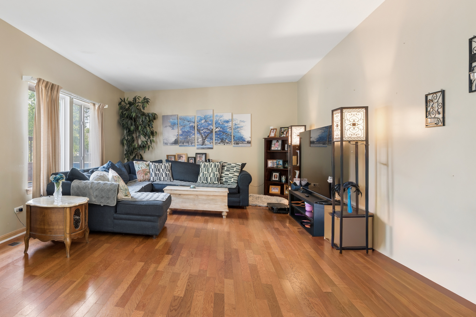 2014 Fieldstone Court Plainfield, IL 60586 - Photo 9 of 25 a living room with furniture and a flat screen tv