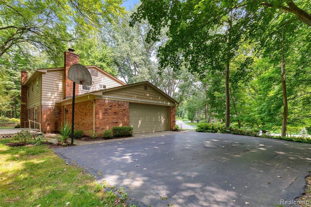 2504 New England Drive Rochester Hills, MI 48309 - Photo 10 of 47