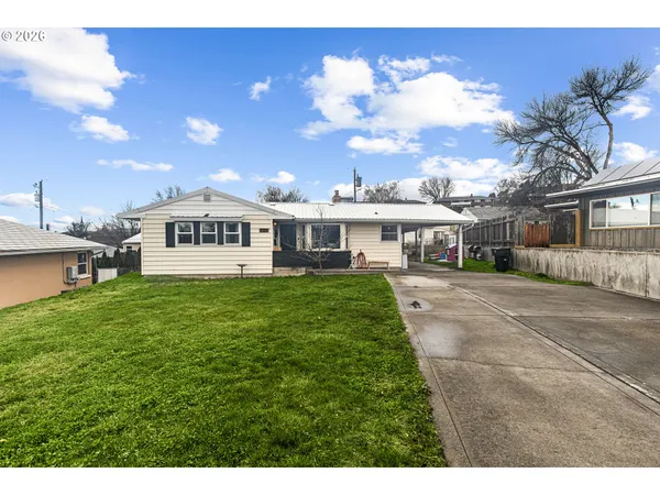 a view of a house with a yard