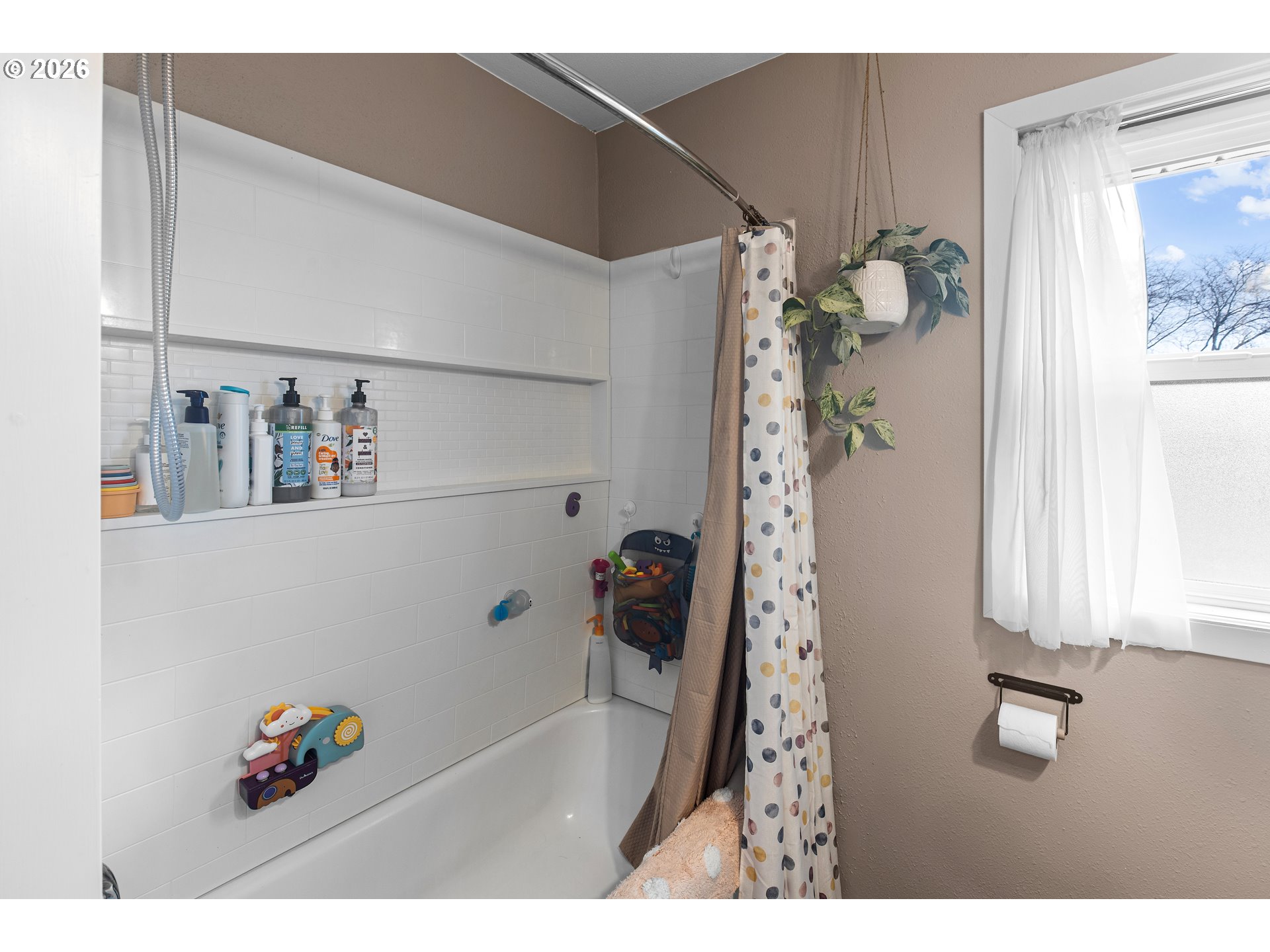 735 Northwest 10th Street Pendleton, OR 97801 - Photo 27 of 38 a picture of a bathroom with a bathtub and shower