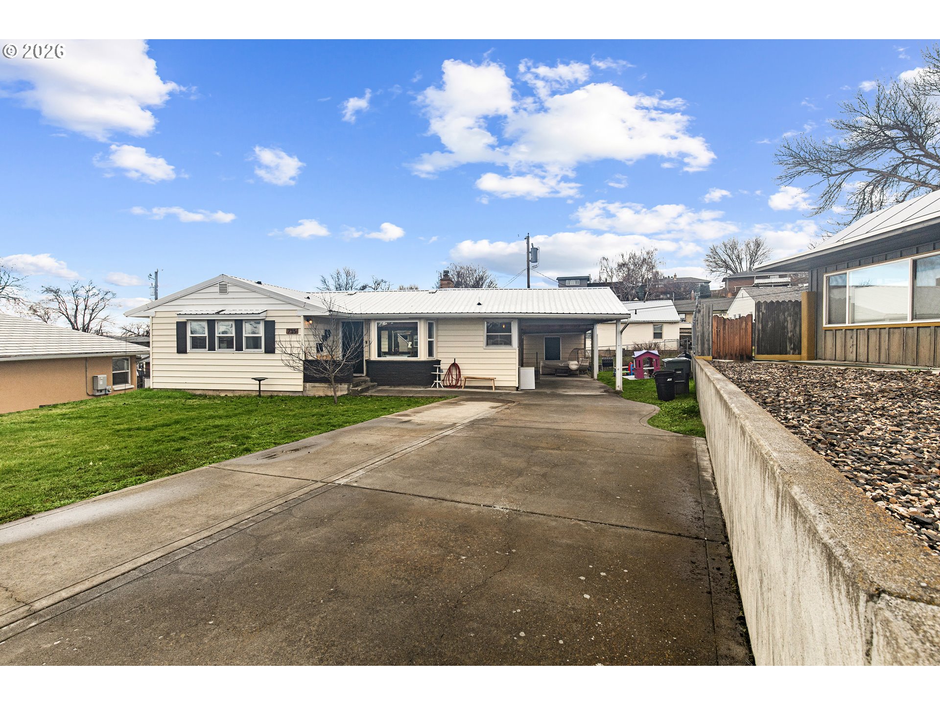 735 Northwest 10th Street Pendleton, OR 97801 - Photo 29 of 38 a view of residential houses with city view