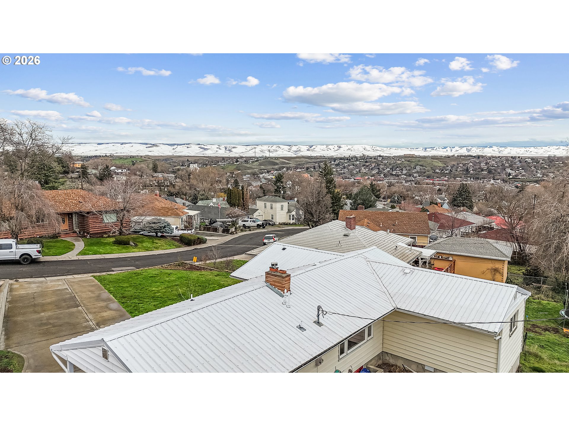 735 Northwest 10th Street Pendleton, OR 97801 - Photo 4 of 38 a view of a terrace with yard