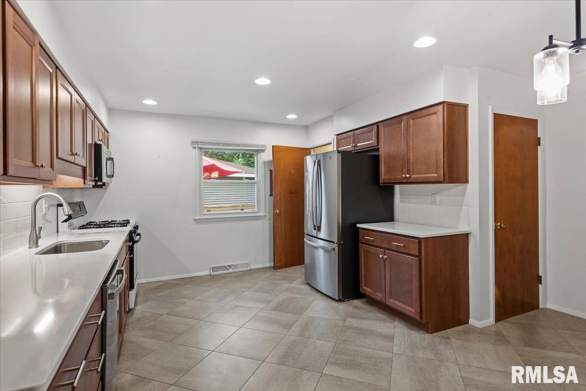 124 Nottingham Road Springfield, IL 62704 - Photo 8 of 38