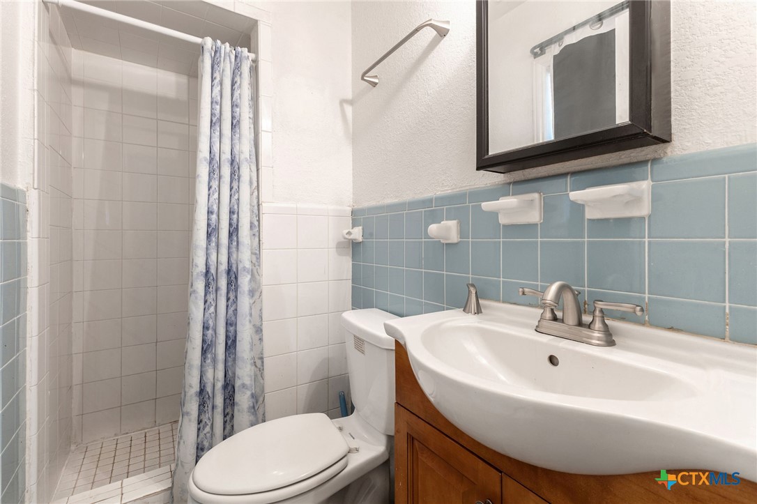 103 Cheaney Spur Killeen, TX 76543 - Photo 14 of 21 a bathroom with a sink a toilet and shower