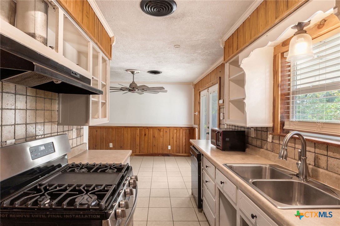 103 Cheaney Spur Killeen, TX 76543 - Photo 9 of 21 a kitchen that has a sink and a stove