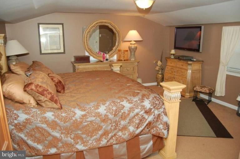 8140 Solley Road Pasadena, MD 21122 - Photo 18 of 20 Master Bedroom