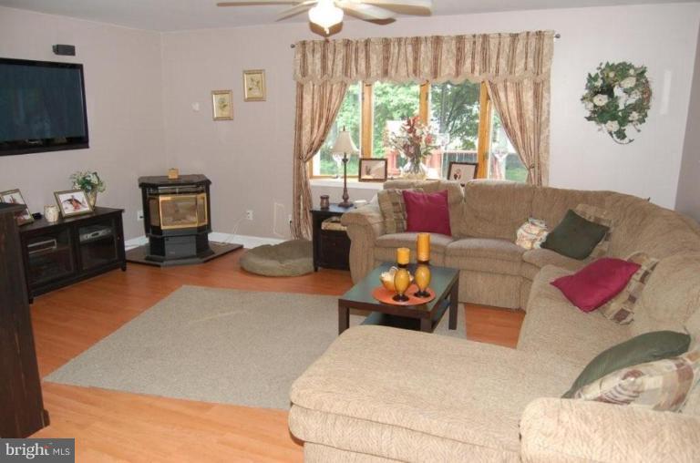 8140 Solley Road Pasadena, MD 21122 - Photo 8 of 20 Living Room
