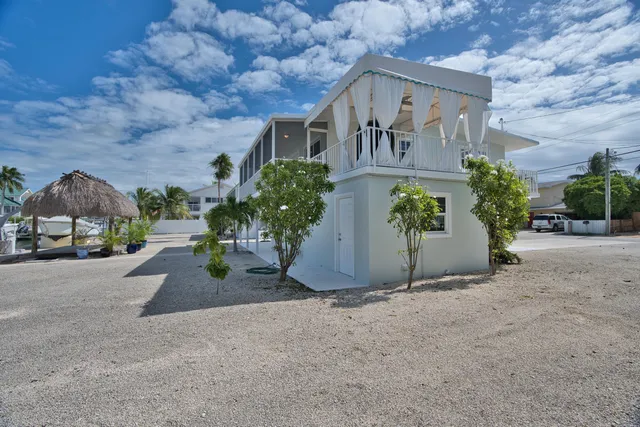 a sign that is sitting in the middle of a field