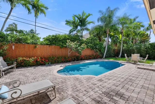 a view of a backyard