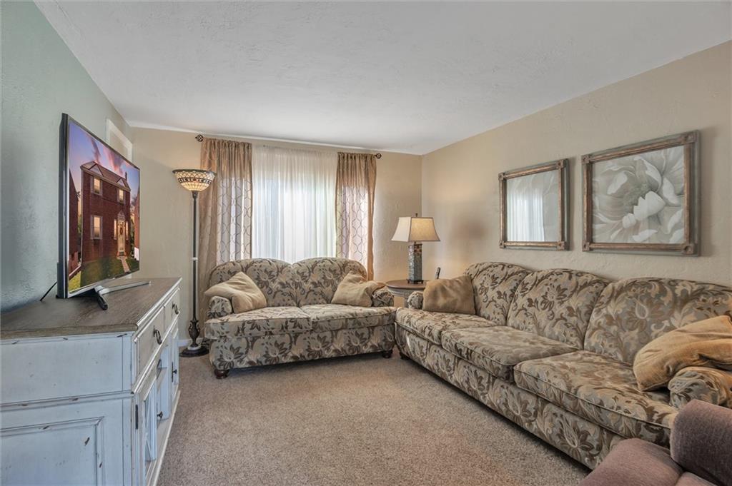 3016 Willett Road Pittsburgh, PA 15227 - Photo 3 of 15 Gallery Image 3