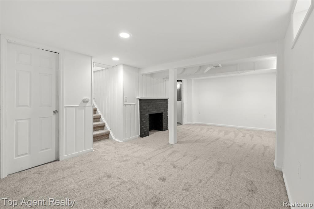 2169 Roslyn Road Grosse Pointe Woods, MI 48236 - Photo 24 of 43