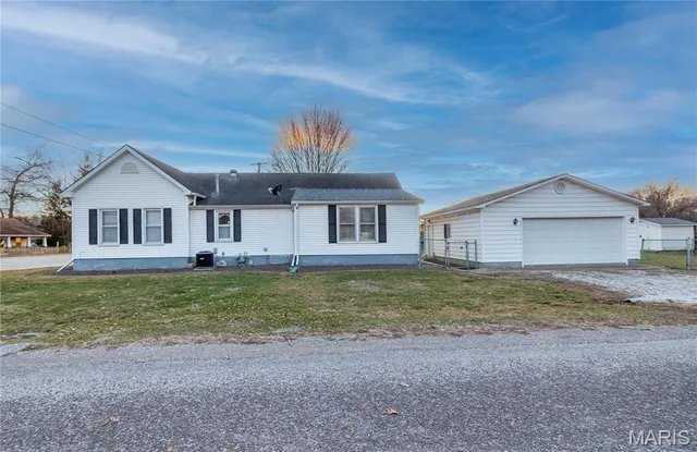 $88,000 | 302 South O'Bannon Street, Raymond, IL 62560
