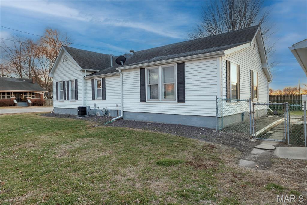 302 South O'Bannon Street Raymond, IL 62560 - Photo 4 of 28